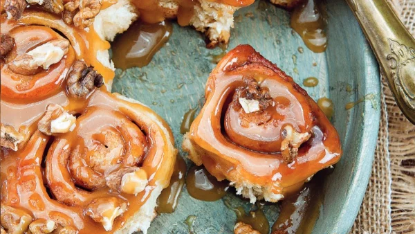 Για τους γλυκατζήδες της παρέας: Λαχταριστά ρολά κανέλας με καραμέλα - Πως να σου γίνουν ζουμερά
