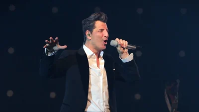 Σάκης Ρουβάς: Θαμώνας πέταξε στο πρόσωπό του πολλά πανέρια με γαρύφαλλα - Η αντίδραση του τραγουδιστή (Βίντεο)