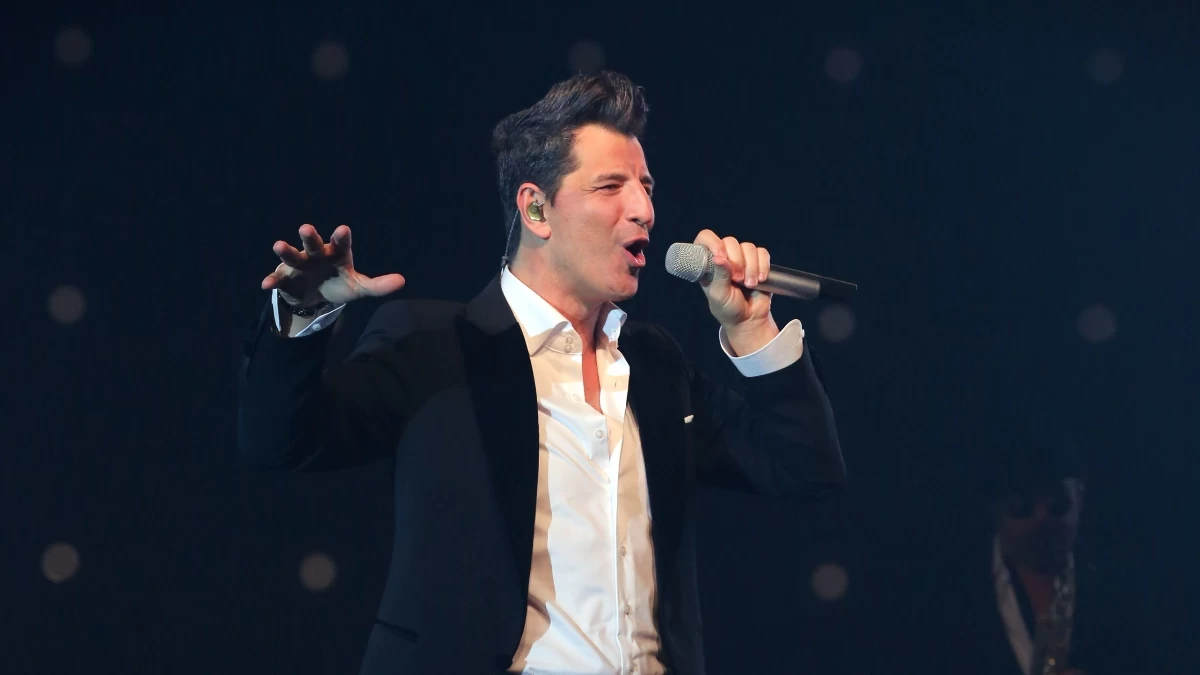 Σάκης Ρουβάς: Θαμώνας πέταξε στο πρόσωπό του πολλά πανέρια με γαρύφαλλα - Η αντίδραση του τραγουδιστή (Βίντεο)