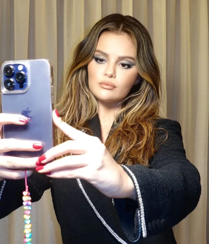 cranberry_nails_selenagomez