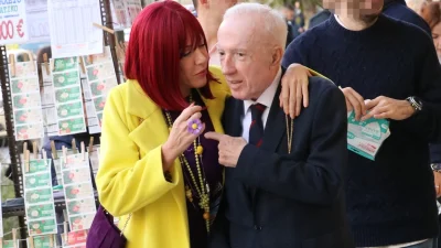 Κωνσταντίνος Πλεύρης & Τζώρτζια Σιακαβάρα: "Λιώνει" στην αγκαλιά του - Οι τρυφερές στιγμές στο κέντρο της Αθήνας