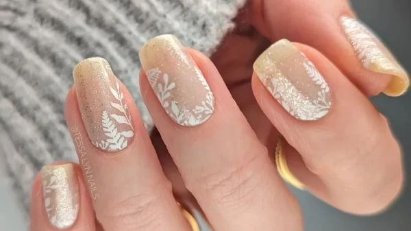 Snow nails: Η χειμωνιάτικη τάση στα νύχια για ένα «χιονισμένο» μανικιούρ!