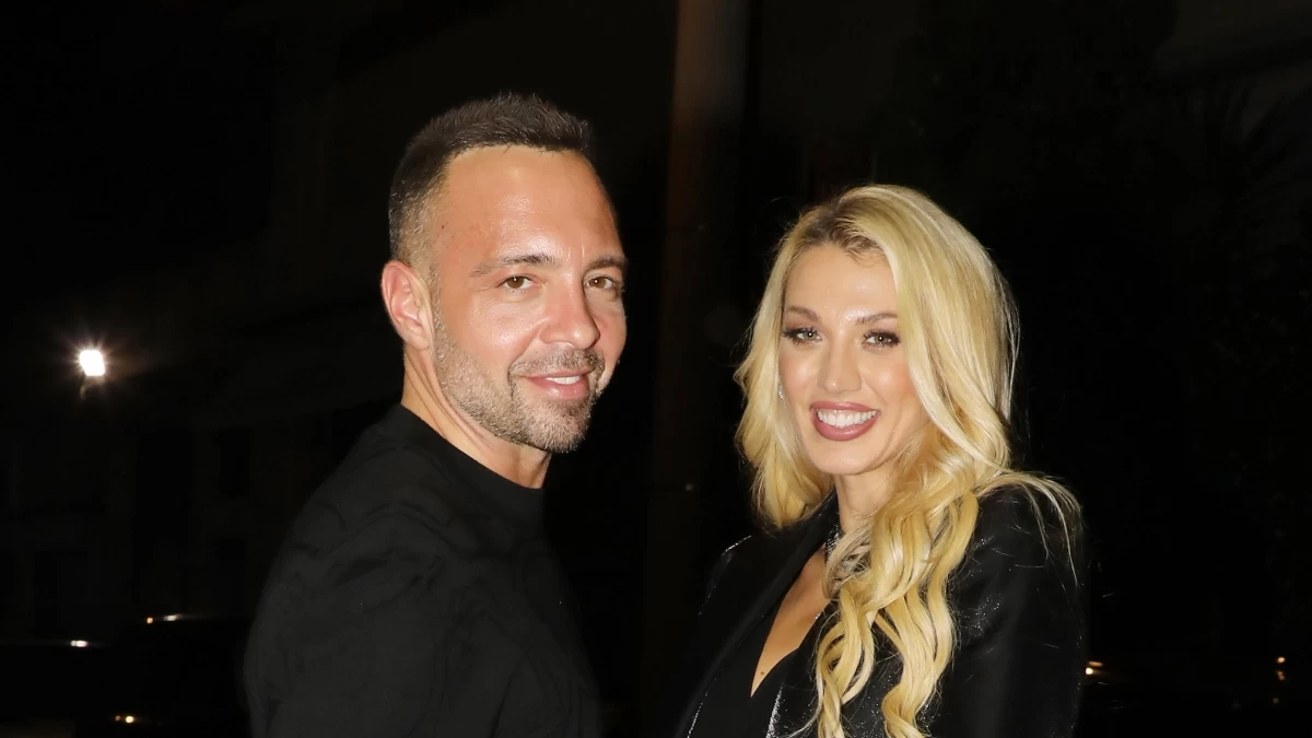 Κωνσταντίνα Σπυροπούλου: Θέμα συζήτησης το φόρεμα της το βράδυ της πρωτοχρονιάς - Απαστράπτουσα με μίνι δίπλα στον Σταθοκωστόπουλο