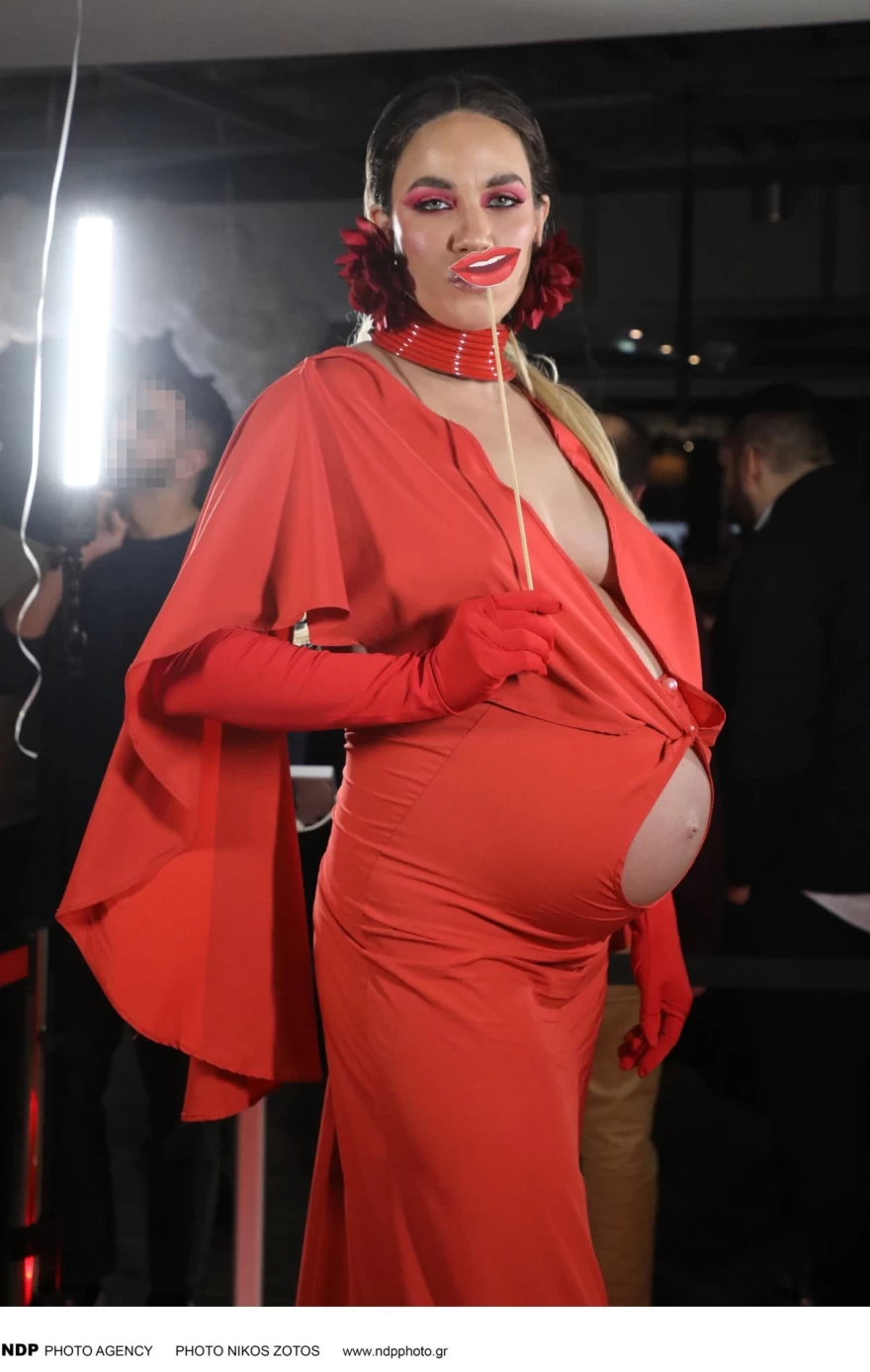 Κατερίνα Στικούδη - Κόκκινο φόρεμα - τρύπα