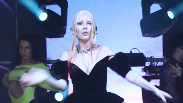 Τάμτα: Με καστανά μακριά μαλλιά, έντονα φρύδια και ζυγωματικά - Αυτή είναι η εντυπωσιακή 28χρονη κόρη της