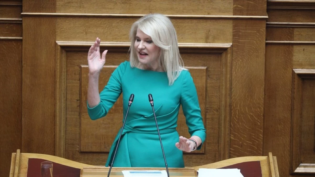 Θεοδώρα Τζάκρη: «Κατά το κοινώς λεγόμενο... "τον ήπιαμε"» - Άναυδο το ακροατήριο σε ομιλία του ΣΥΡΙΖΑ με τη δήλωσή της