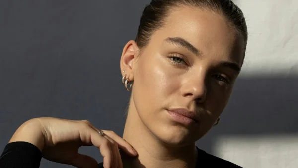 Τρετινοΐνη: Ποιά η διαφορά της με τη ρετινόλη & ποιά είναι τα οφέλη της για την επιδερμίδα σου;