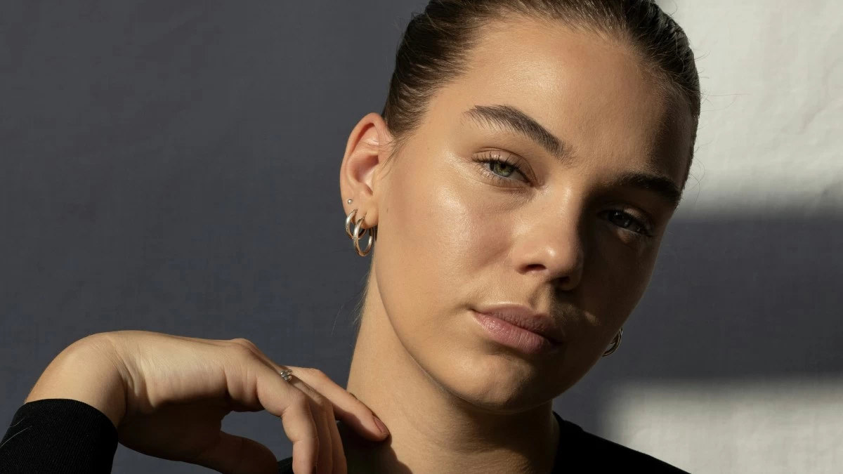 Τρετινοΐνη: Ποιά η διαφορά της με τη ρετινόλη & ποιά είναι τα οφέλη της για την επιδερμίδα σου;