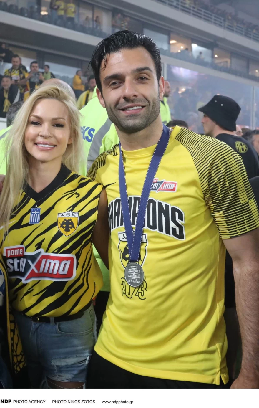 Η Βίκυ Κάβουρα και ο Γιώργος Τζαβέλλας στο γήπεδο