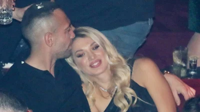 Κωνσταντίνα Σπυροπούλου: Με μαύρο μίνι φόρεμα στα μπουζούκια - Τρυφερές στιγμές με τον σύζυγό της, Βασίλη Σταθοκωστόπουλο