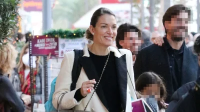 Βίκυ Καγιά: Πανζουρλισμός στο κέντρο της Αθήνας με τον Κάρολο και την Μπιάνκα - Η αντίδρασή της μόλις είδε την κάμερα να τους τραβά