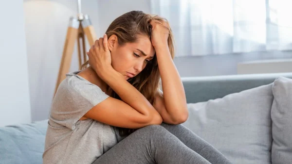 Αγχώδης διαταραχή: Τι είναι; Ποια είναι τα συμπτώματά της & πώς αντιμετωπίζεται;