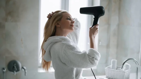 Πρωτοποριακό σεσουάρ νέας γενιάς: Στεγνώνει τα μαλλιά με υπέρυθρο φως & φροντίζει τον πλανήτη!