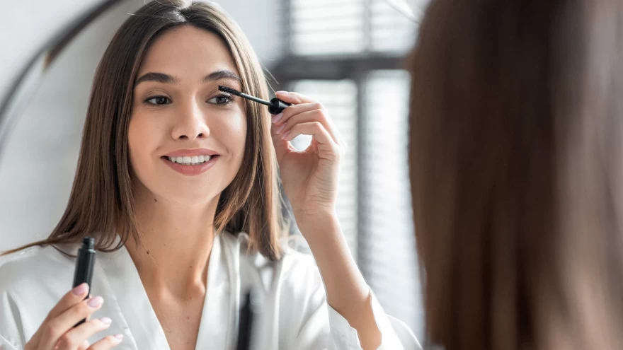 woman_applying_mascara