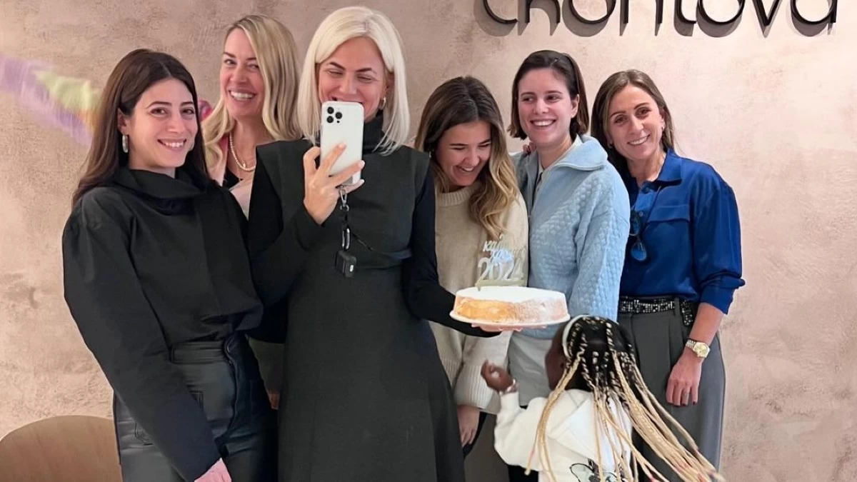 Χριστίνα Κοντοβά: Έκοψε πρωτοχρονιάτικη πίτα με την κόρη της, Ada – Ποιος κέρδισε το φλουρί