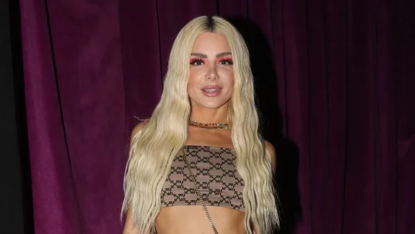 Μαμά και κόρη σαν αδερφές: Αυτή είναι η κούκλα τραγουδίστρια μητέρα της Ζόζεφιν που την έκανε στα 19 της