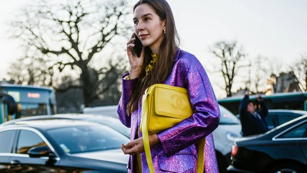 Γιατί όλες φοράνε τώρα αυτό το "παλιακό" σακάκι; Μια φθινοπωρινή τάση που γίνεται must-have και την άνοιξη