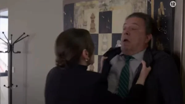 Οι παγιδευμένοι (19/2): Η μια βγαίνει στο δρόμο και την πατάει αυτοκίνητο και η άλλη κάνει επίθεση στον εκβιαστή της