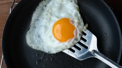 Εύκολα tips για να τηγανίσεις το αυγό σου: Έτσι θα βγει κρατσανιστό απ' έξω και ζουμερό στον κρόκο