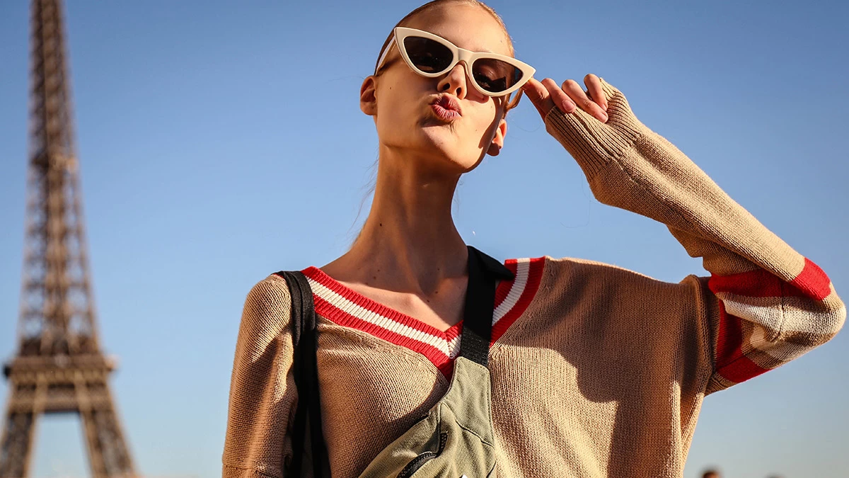 Γιατί όλες φοράνε αυτό το αξεσουάρ τώρα στο street style; - Βάζει την πιο trendy πινελιά σε ένα σύνολο