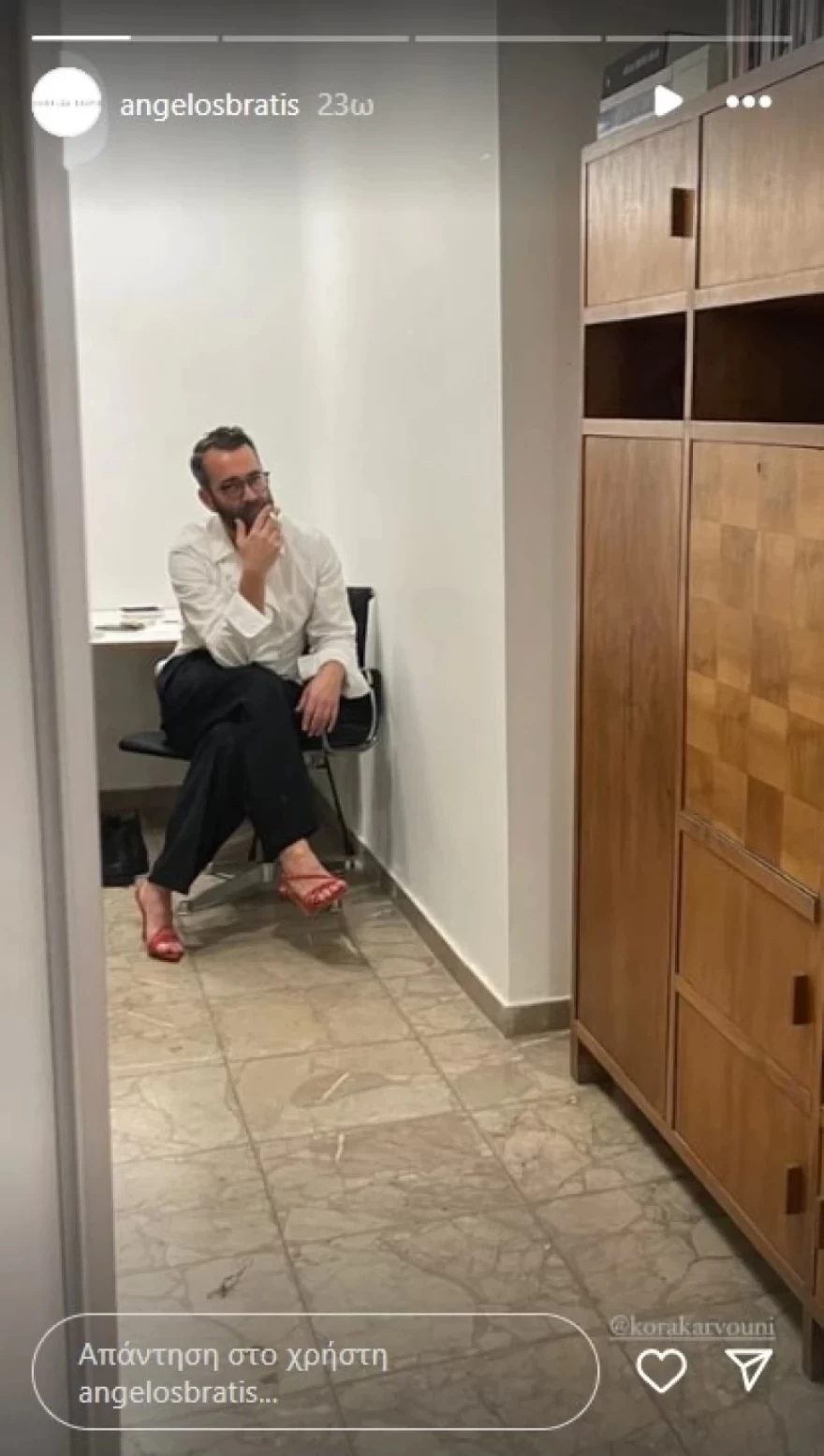 Άγγελος Μπράτης φωτογραφία κόκκινα πέδιλα