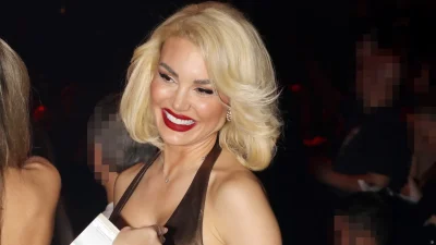 Αλεξάνδρα Παναγιώταρου: Την ''έλουσαν'' με γαρύφαλλα χορεύοντας ''καυτό τσιφτετέλι'' - Με εξώπλατο και εντελώς εφαρμοστό φόρεμα