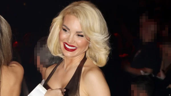 Αλεξάνδρα Παναγιώταρου: Την ''έλουσαν'' με γαρύφαλλα χορεύοντας ''καυτό τσιφτετέλι'' - Με εξώπλατο και εντελώς εφαρμοστό φόρεμα