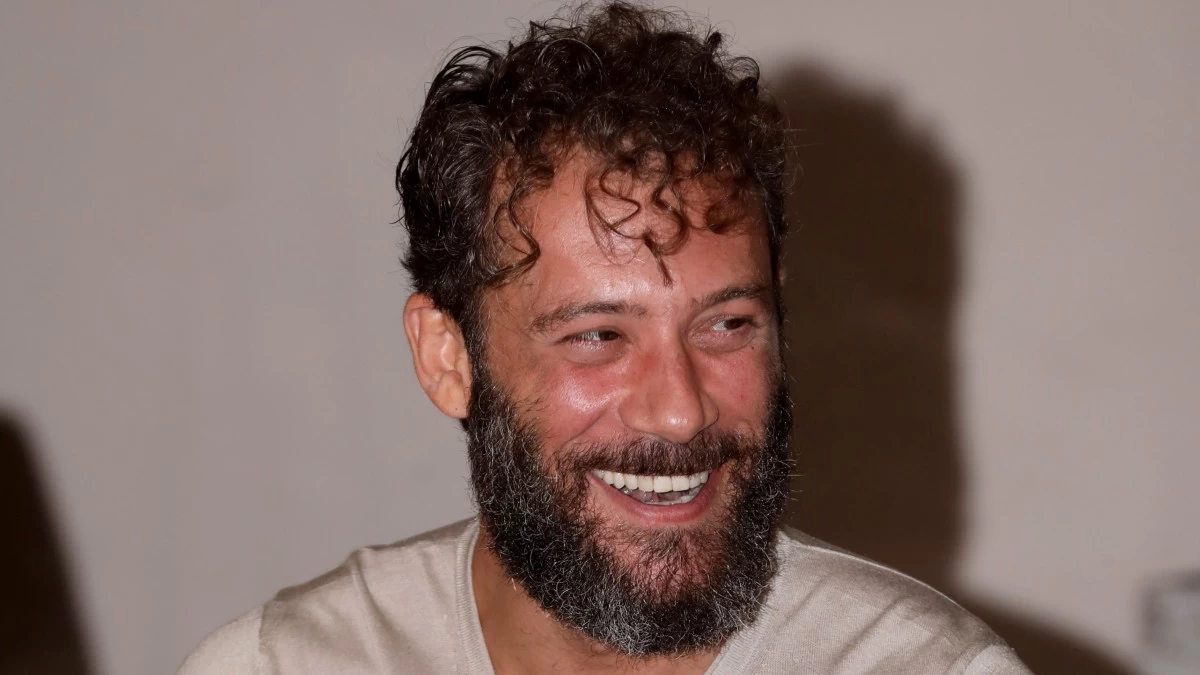 Ο Αντίνοος Αλμπάνης ποζάρει γυμνός και δηλώνει: «Αν υπήρχε Άγιος Βαλεντίνος θα μου έκανε μήνυση»