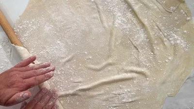 Εύκολα tips για χωριάτικο φύλλο σαν της γιαγιάς - Το μυστικό με το τσίπουρο για να βγει η πίτα τραγανή από έξω & μαλακή από μέσα