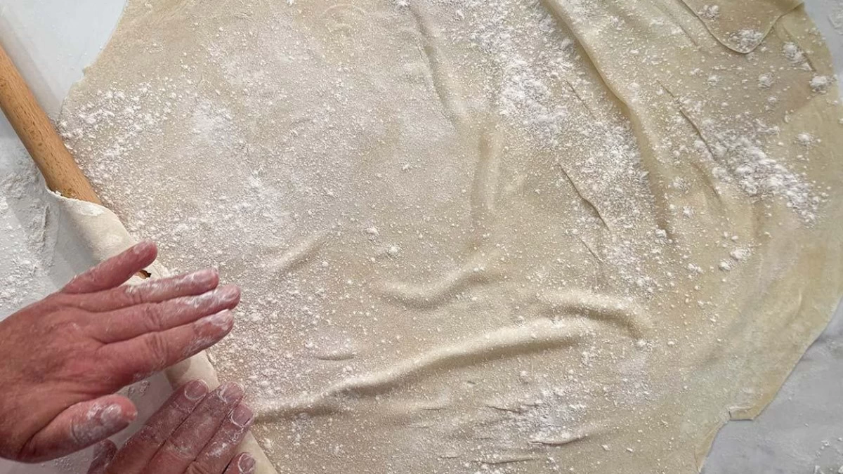 Εύκολα tips για χωριάτικο φύλλο σαν της γιαγιάς - Το μυστικό με το τσίπουρο για να βγει η πίτα τραγανή από έξω & μαλακή από μέσα