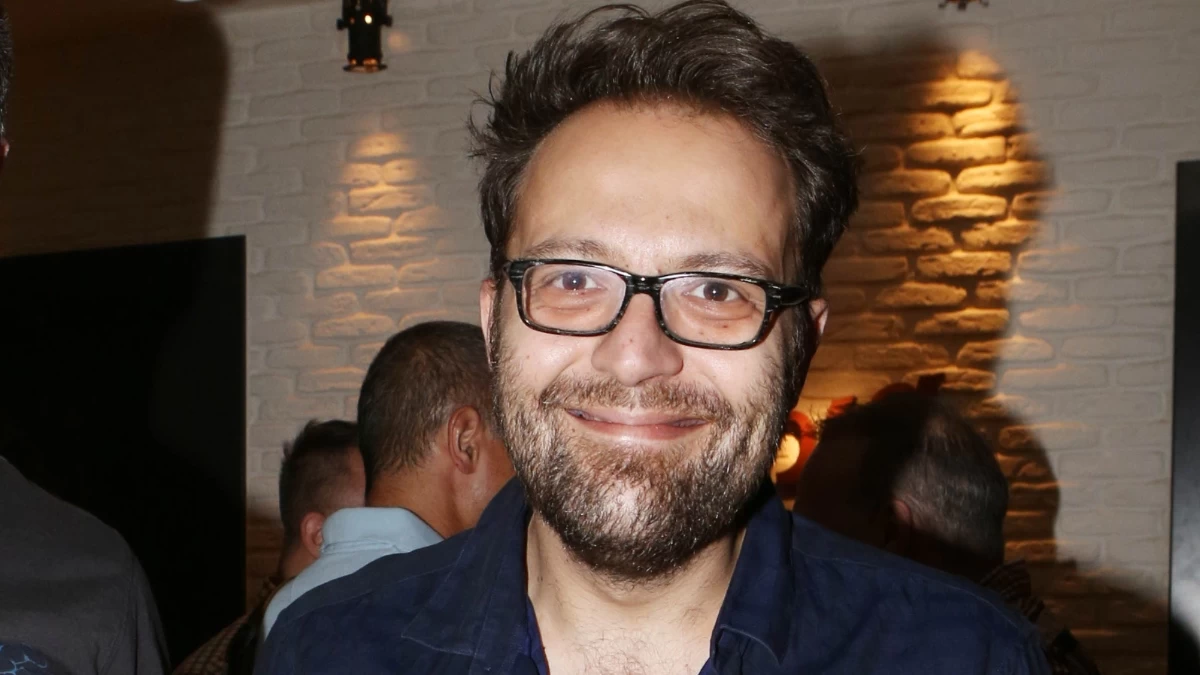 Αύγουστος Κορτώ: Έκανε πρόταση γάμου στον σύντροφό του - Η φωτογραφία του ζευγαριού το βράδυ που ψηφίστηκε το νομοσχέδιο των ομοφυλόφιλων