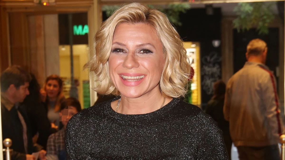 Κατερίνα Καραβάτου: Ήταν φυλαγμένα από τη μαμά της μέχρι να φύγει από τη ζωή - Σπάνια φωτογραφία από τα βαφτιστικά παπούτσια της παρουσιάστριας