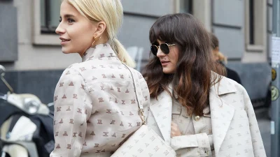 Ψάχνεις τσάντα που πάει με όλα; Αυτό το νοσταλγικό trend από τα 90s είναι ό,τι χρειάζεσαι