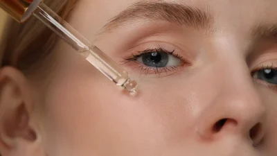 Αυτός ο ορός ρετινόλης κοστίζει κάτω από 19 ευρώ και χαρίζει εφέ botox στο πρόσωπο!