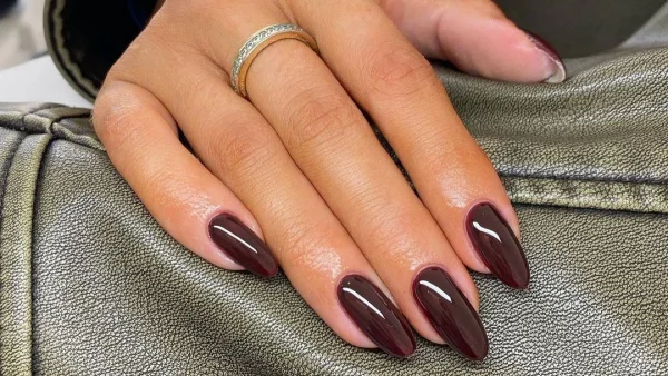 Chocolate nails: H hot σοκολατένια απόχρωση στο μανικιούρ που θα βλέπουμε παντού το 2024!