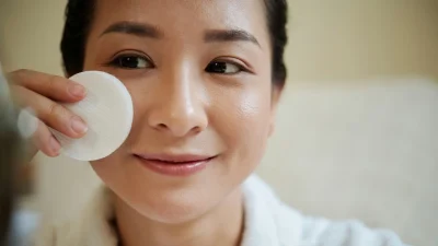 Celebrities – και όχι μόνο-  «ορκίζονται» σε αυτό το best seller νερό καθαρισμού για το ντεμακιγιάζ τους που κοστίζει μόλις 16 ευρώ!