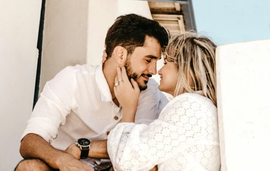 Είσαι σε σχέση με νεότερο άνδρα και ανησυχείς για το μέλλον της; Δες τι λέει για τη διαφορά ηλικίας ο ειδικός!