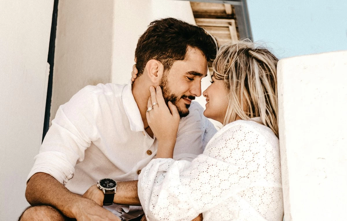 Είσαι σε σχέση με νεότερο άνδρα και ανησυχείς για το μέλλον της; Δες τι λέει για τη διαφορά ηλικίας ο ειδικός!