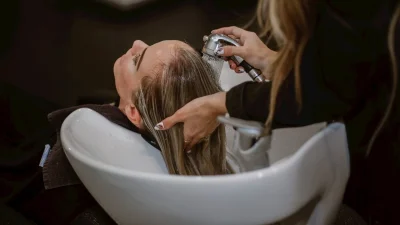 Με αυτό το κόλπο θα «ξεβάψεις» φυσικά το χρώμα στα βαμμένα μαλλιά σου!