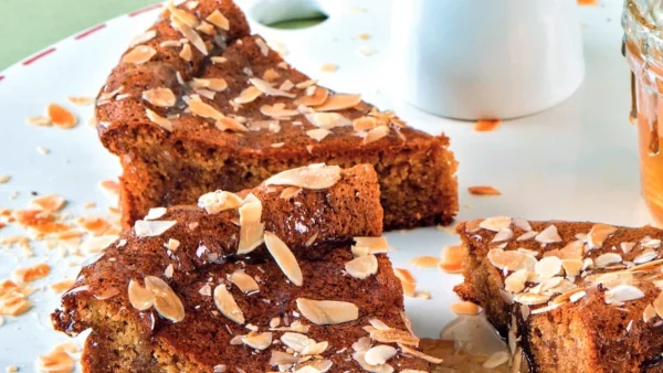 Η εύκολη συνταγή κέικ που συστήνουν οι διατροφολόγοι: Χωρίς αλεύρι, με μέλι και αμύγδαλα