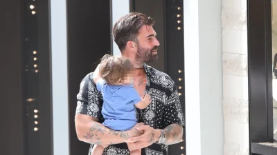 Δημήτρης Αλεξάνδρου: Βόλτα και παιχνίδια με τον μικρό Πάρη στην παιδική χαρά - Απόλαυσαν τον ήλιο πατέρας και γιος