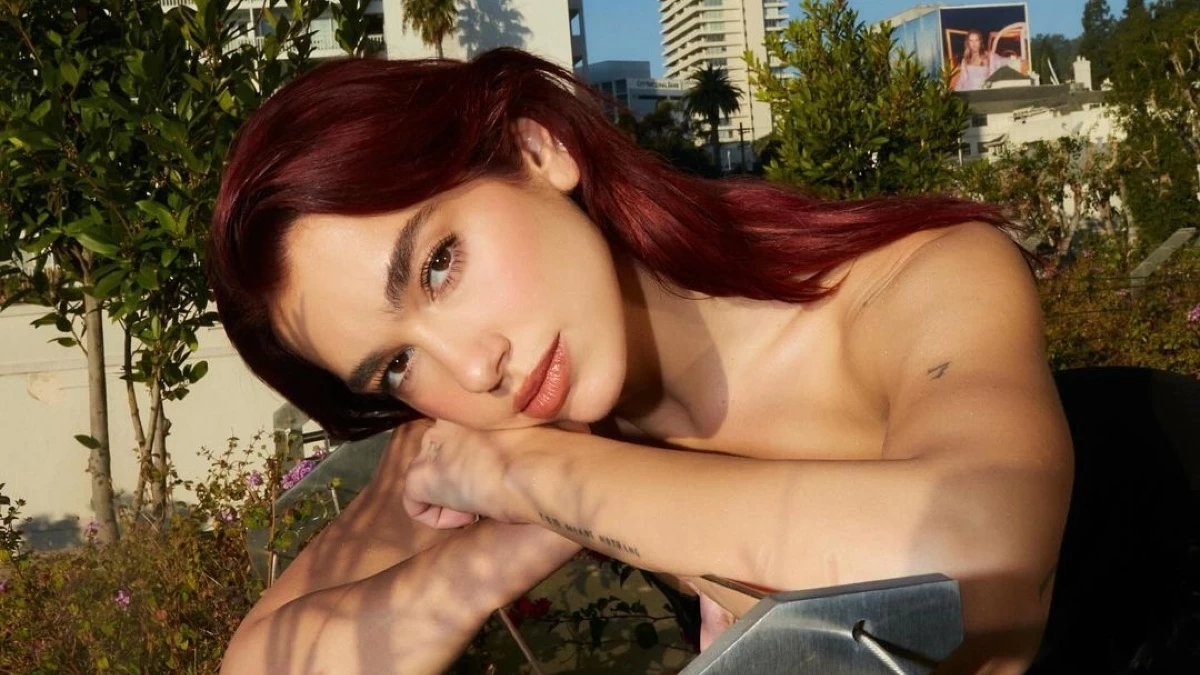 Dua Lipa: Aυτό είναι το αγαπημένο της άρωμα που φορά ακόμη και σε red-carpet εμφανίσεις!
