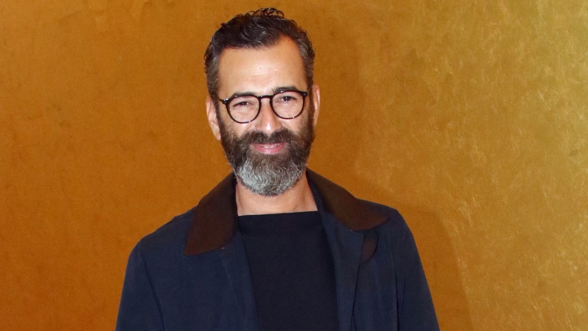 Άγγελος Μπράτης: Με κόκκινα ψηλοτάκουνα και τσιγάρο στο χέρι - Η ανάρτηση του πριν ψηφιστεί το νομοσχέδιο