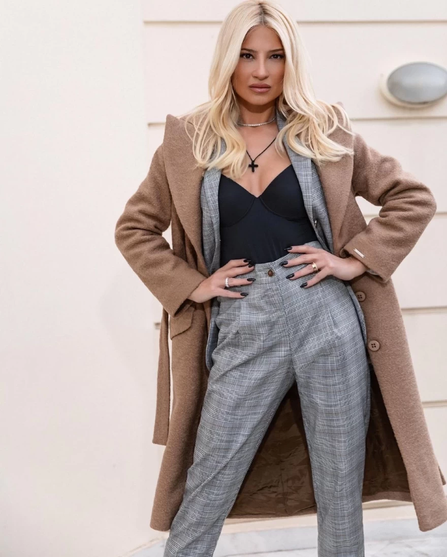 Η Φαίη Σκορδα με το κομποσκοίνι