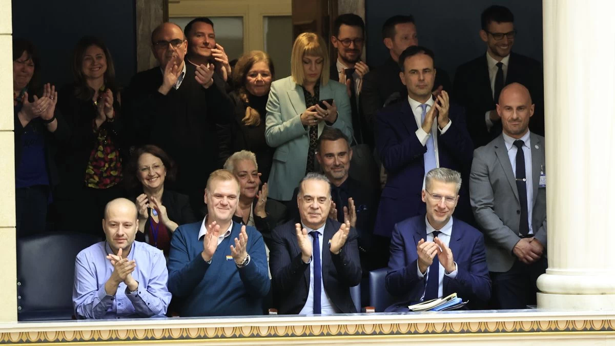 Γάμος ομόφυλων: Η φωτογραφία - γροθιά στο στομάχι με Σεργουλόπουλο και Καπουτζίδη μέσα από την Βουλή - Με βλέμμα κενό λίγο πριν ψηφιστεί το νομοσχέδιο