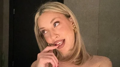 Γαρυφαλλιά Καληφώνη: Αυτές είναι οι καλλονές αδερφές της - Όλα τα βλέμματα πάνω τους στο νυχτερινό κέντρο όπου εμφανίζεται ο Χρήστος Μάστορας