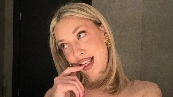 Γαρυφαλλιά Καληφώνη: Αυτές είναι οι καλλονές αδερφές της - Όλα τα βλέμματα πάνω τους στο νυχτερινό κέντρο όπου εμφανίζεται ο Χρήστος Μάστορας