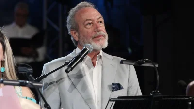 Γρηγόρης Βαλτινός: Η εμπειρία ζωής με τον ρόλο του στη Famagusta, η τετράωρη μεταμόρφωση στον Αρχιεπίσκοπο Μακάριο και η συνεργασία με τον γιο του Νικηφόρο