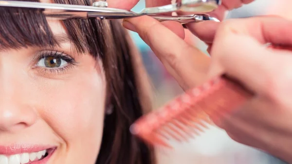 Έχεις στρογγυλό πρόσωπο; Αυτές είναι οι πιο κολακευτικές αφέλειες που μπορείς να δοκιμάσεις τώρα στα μαλλιά σου!