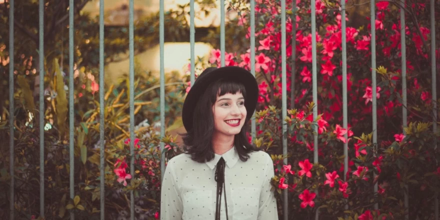 κορίτσι με αφέλειες